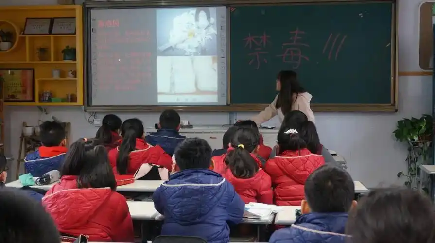 开展由班主任组织,通过视频,教师,学生轮番上台阐述对毒品的认识等