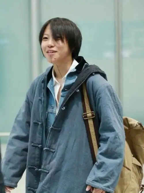 窦靖童怎么了?头发凌乱表情呆滞,坐姿相当霸气