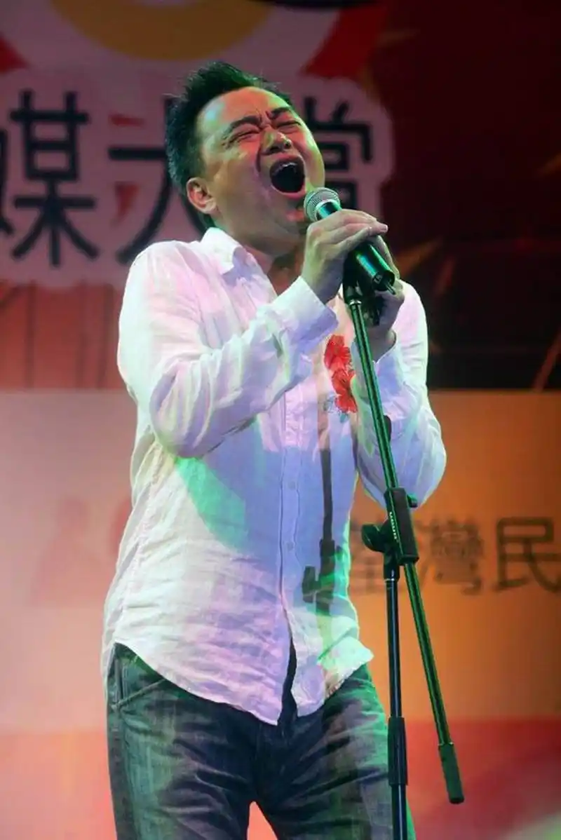 刘若英师父陈升被曝大瓜 7月13日台媒报道,歌手陈升被女设计师指控性