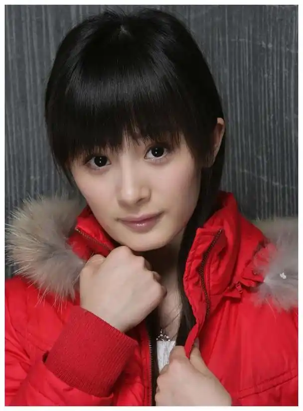 杨幂自称在学校无人追求,看到她早期旧照,网友:长这样谁敢追!