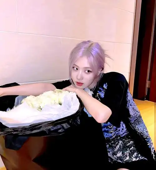 blackpink rose 朴彩英 女生头像