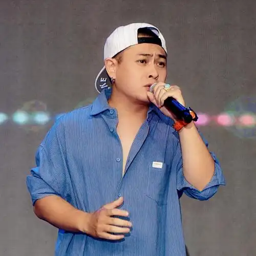 申佳易,原名:申刚,大陆华语男歌手,代表作品:《爱情运动场》《一个人