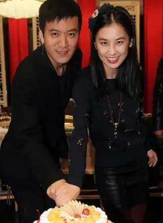 水瓶座-黄圣依   /    隐藏 查看图注