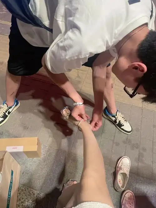 我穿了裙子和高跟鞋,不方便蹲下换鞋 ,男朋友就用这个奇怪的姿势帮我