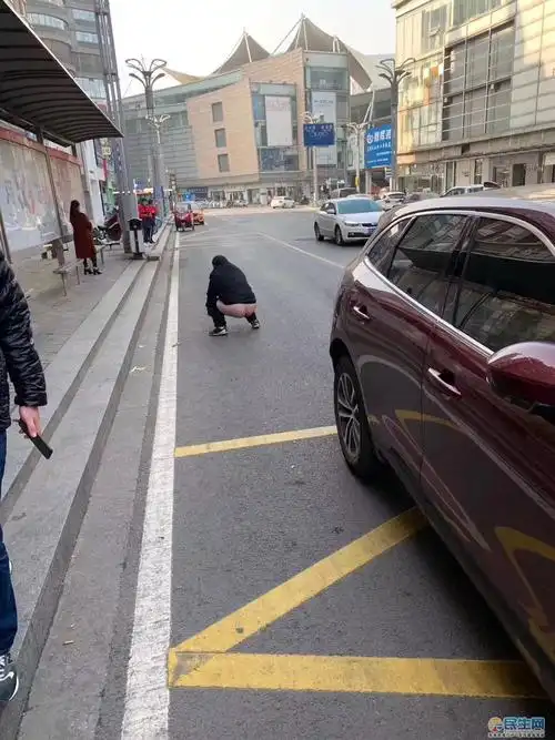 芜湖一男子在二街附近当众大便!有图有真相