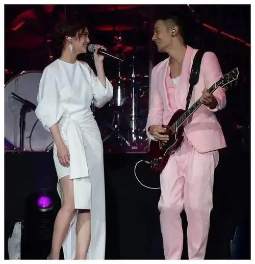 李荣浩杨丞琳双双登顶热搜话题揭晓