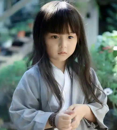 还记得这个小童星吗,曾因为太漂亮被"禁止"整容,如今还好吗?