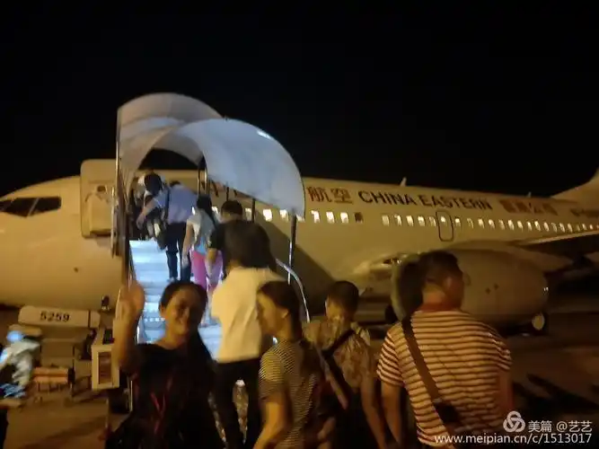 第一次坐飞机,美女们兴奋的不得了