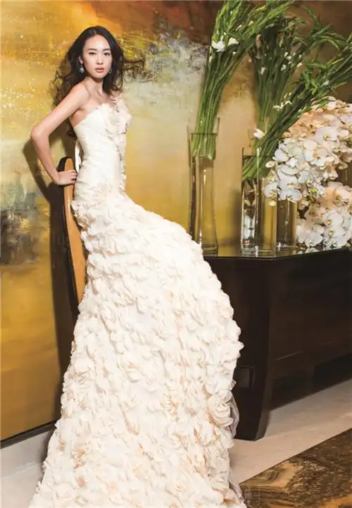 气质女星童瑶用婚纱诠释浪漫爱情故事