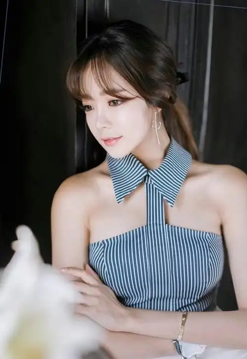 妖娆御姐前凸后翘大胆艺术私房写真