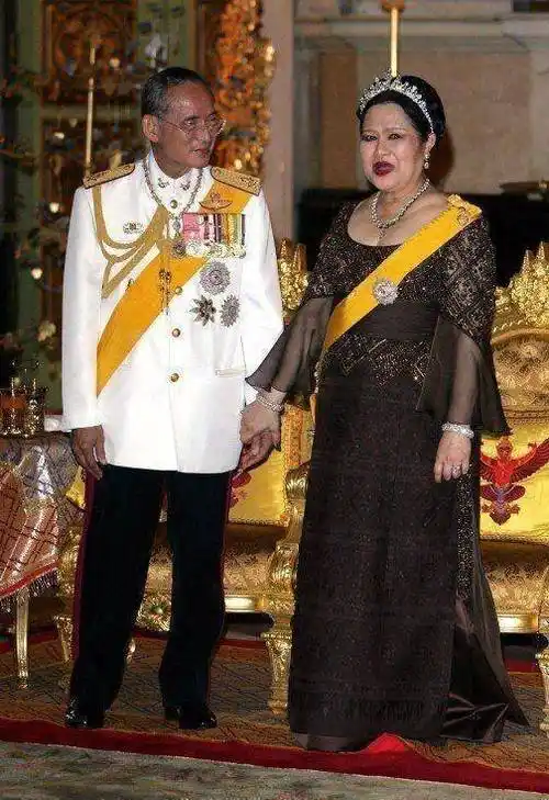 7年生4娃,却在中年出轨保镖,竟仍被国王专宠一生_诗丽吉_普密蓬