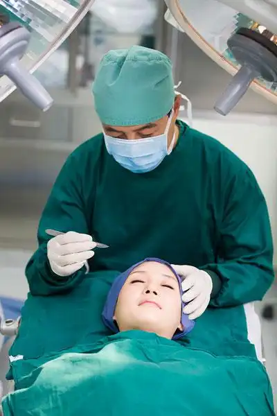 年轻女性做整容手术