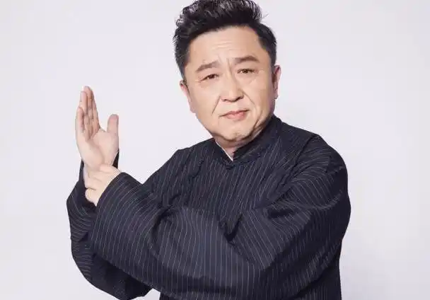 于谦代言李宁潮牌了!烫卷发穿撞色卫衣,没想到这大爷腿又白又细