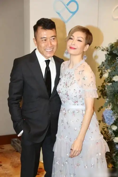 59岁戴志伟临老入花丛,离开tvb卖保险,却背妻暗交年轻女同事