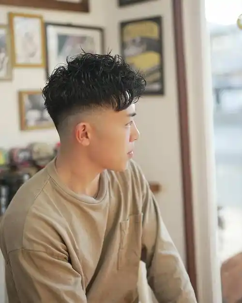 男发别乱剪,周边铲短头顶烫卷正流行,男士新选择引领潮流风尚