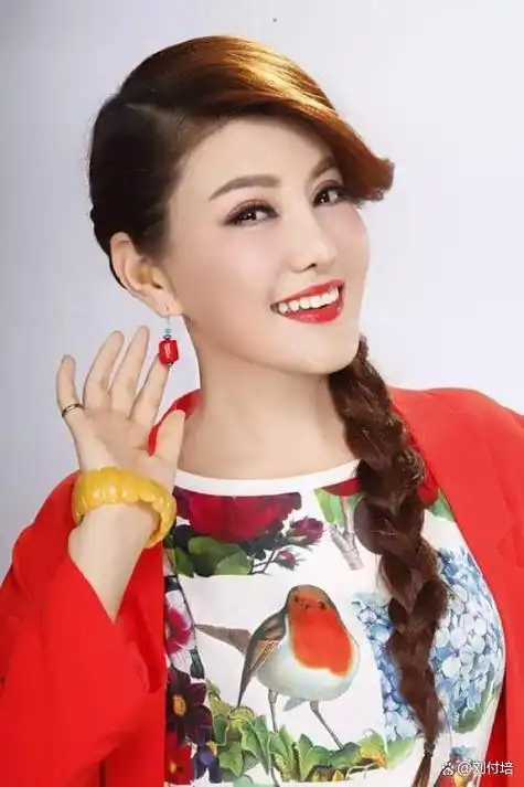 在中国的音乐界,有一位备受瞩目的女歌手,她就是鸟兰图雅.