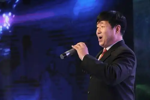 男生独唱《西部放歌》