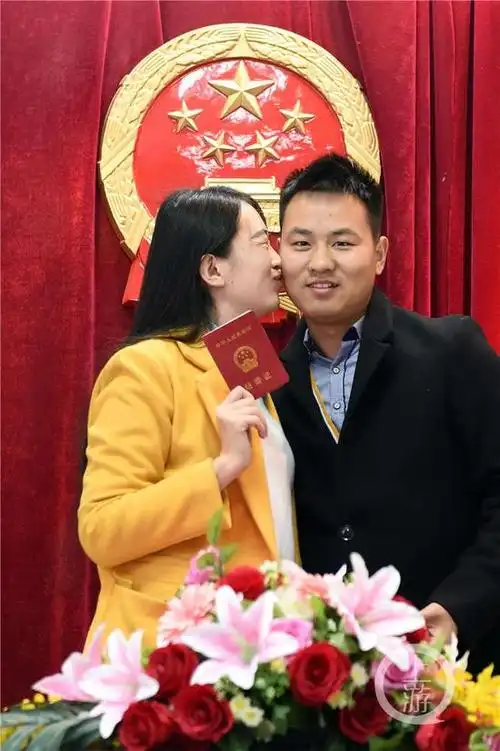 2月14日,在山东济南市历下区民政局婚姻登记处,一对新人在领取结婚证