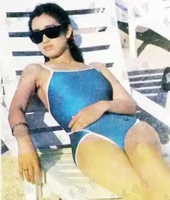 巩俐30年前泳装照曝光,满脸胶原蛋白尽显清纯,如今55岁无儿无女