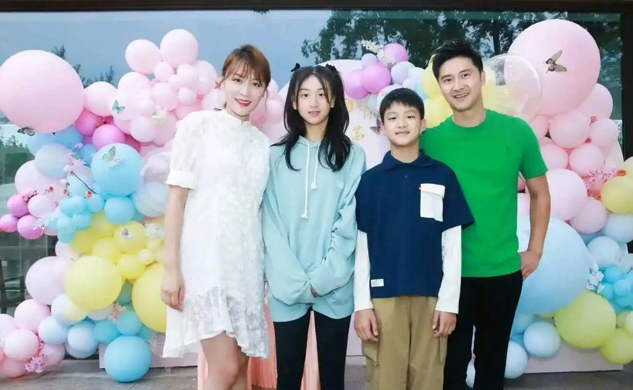 田亮一家四口,森碟和爸妈宛如复制粘贴,就弟弟长得