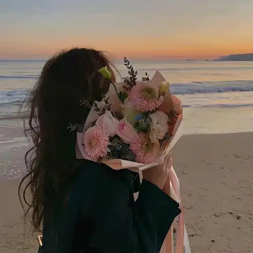 不露脸的323032333635女生头像