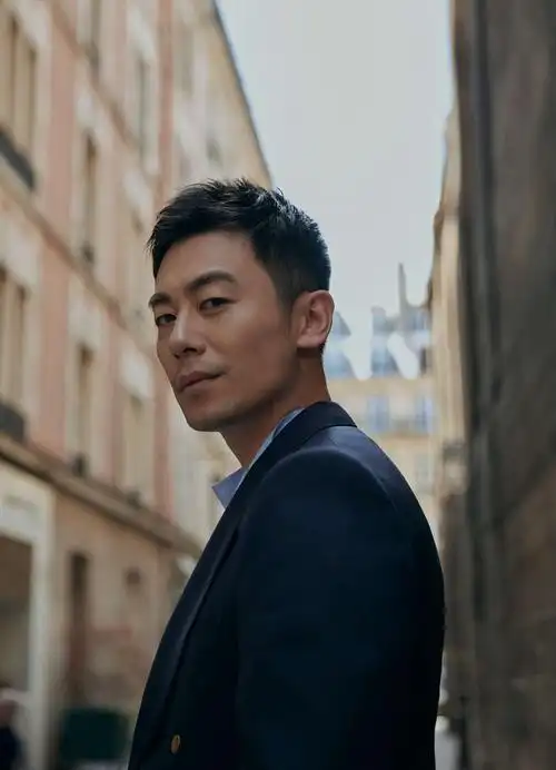 朱亚文巴黎街拍 儒雅气质演绎复古英伦风