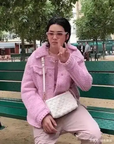 吴亦凡变"女装大佬"?一身粉衣被p进菜市场,可以演乡村爱情了