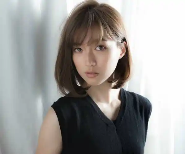 秋季齐肩唯美内扣发型