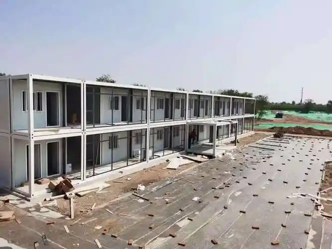 生产的移动箱房集装箱活动房是一种以轻钢为骨架,以夹芯板为围护材料