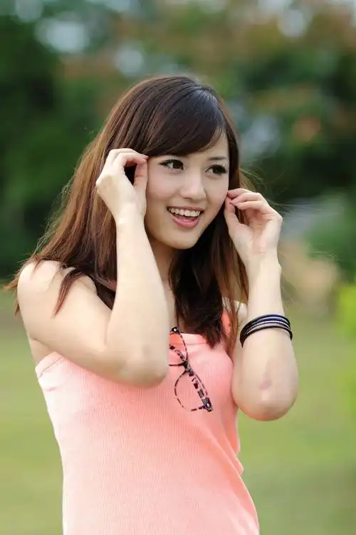 清纯美女少妇户外大胆摄影写真图片