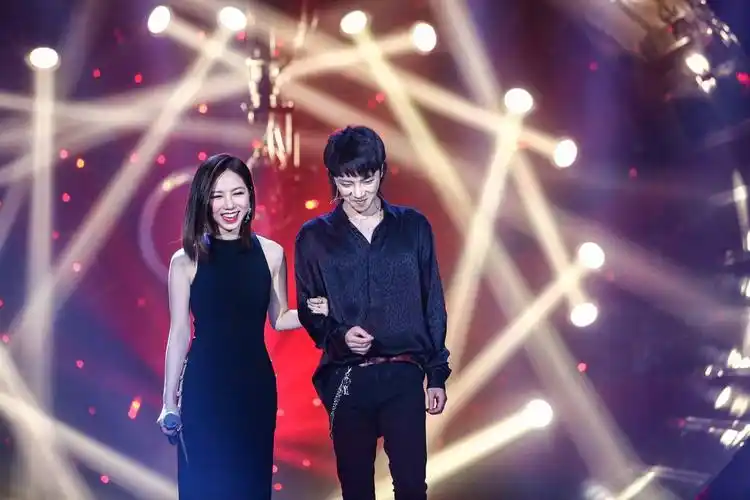 华晨宇邓紫棋深情演绎《光年之外》 互动萌甜粉丝直呼"有情况"