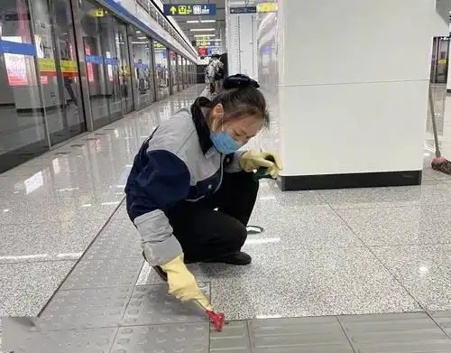 地铁运营擦亮城市文明这扇窗地铁保洁员默默奉献中