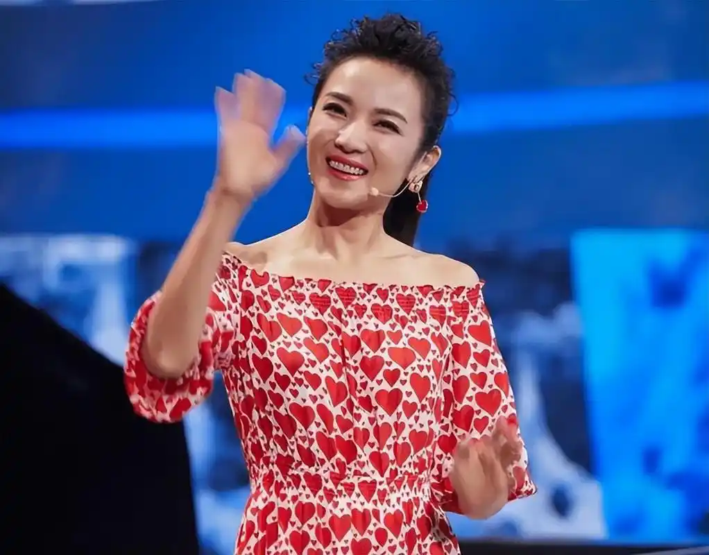 管彤婚姻内幕大揭秘 管彤女士的婚姻状况曾引发热议,她在此次独家专访