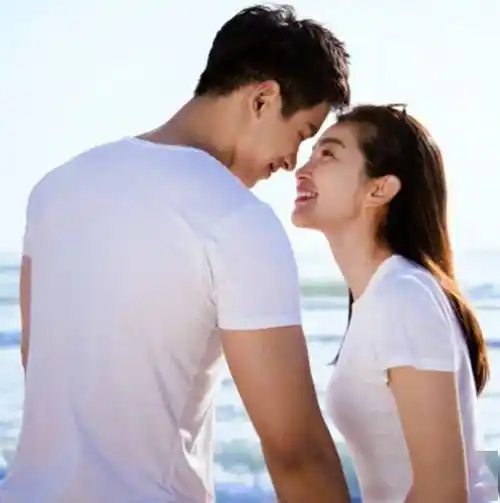 47岁李冰冰走机场,素颜出镜似小姑娘,手拿行李箱不见小16岁男友_许文