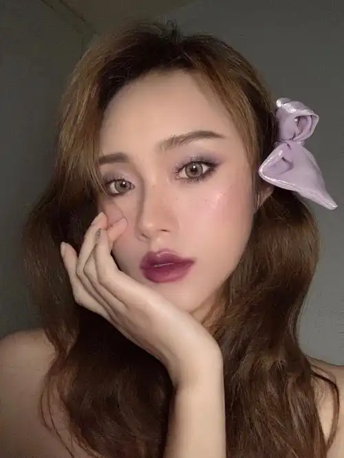 不同的妆容感觉,整体人的气质也立马不一样了～给人一种美颜的感觉,浓