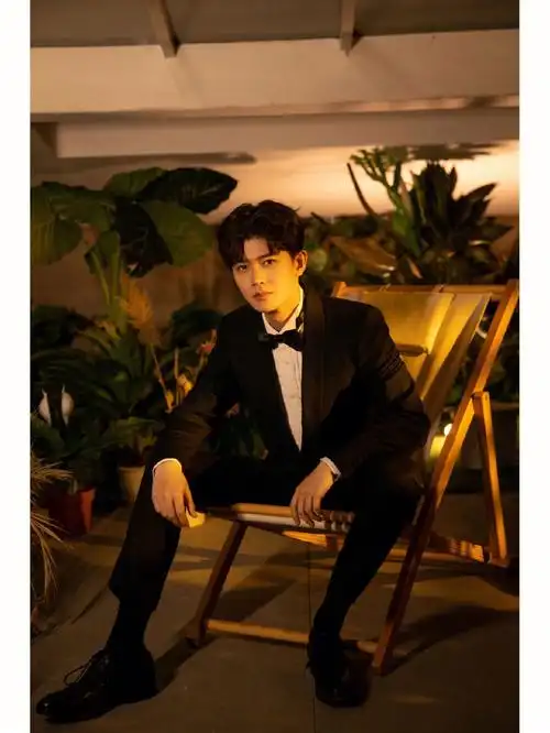 任嘉伦皮鞋黑袜