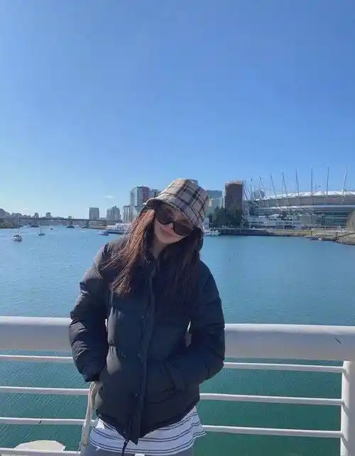 原创54岁王祖贤近照曝光穿僧衣藏不住颜值气质可惜仪态暴露了年纪