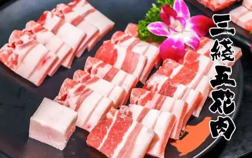 先收到现在带你们去认识下招牌三线五花肉,上脑牛肉烤肉,三兄弟拼盘