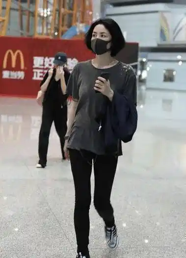 王菲剪波波头更年轻,穿破洞t恤配紧身裤低调现身,明星气场强大
