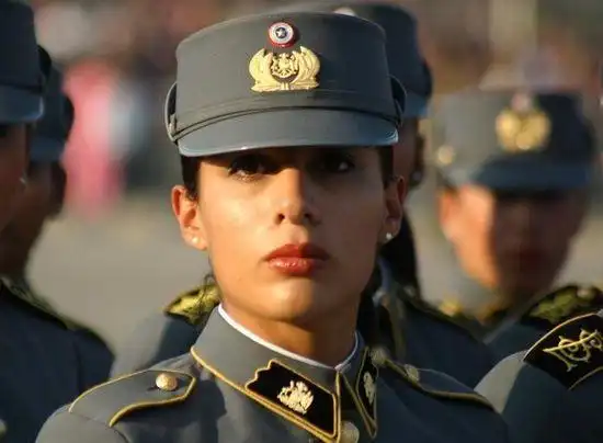 智利阅兵式上盛装女兵