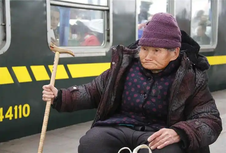 背娘回家过年!安徽59岁男子车站背82岁母亲回家过年