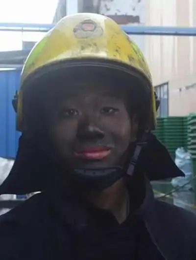 新说法消防员最帅黑脸照走红