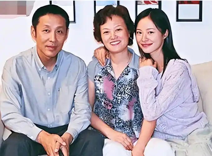 陈道明夫妻同框!杜宪老年打扮不伪装,靠人格魅力稳稳拿捏老公!