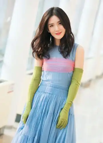 谢娜再曝花絮写真 长裙舞动宛若快乐精灵