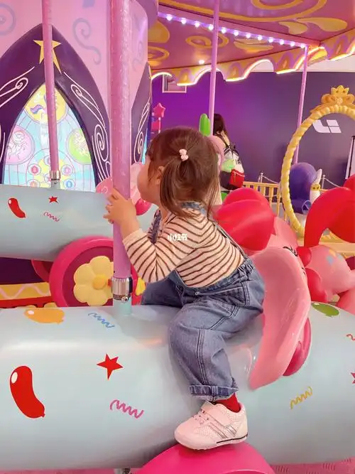 在一楼靠近宜家门口就有儿童旋转木马,第一次坐,开心的不要下来09