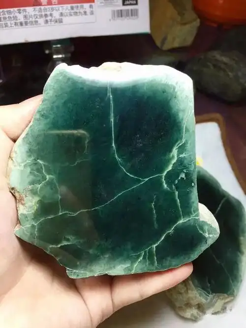 小伙第一次玩翡翠原石就切出墨绿!让人羡慕又眼红