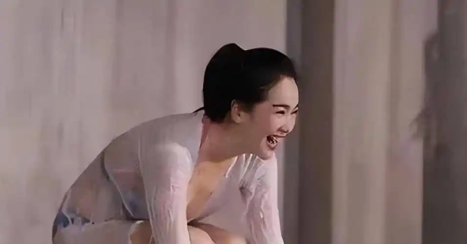 左小青穿泳装下水照迷晕众人,她的气质和魅力让人无法抵挡!