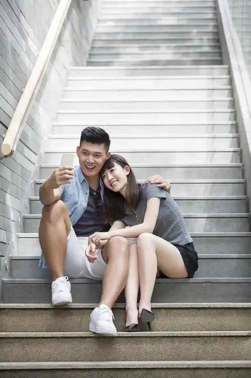 年轻情侣用手机自拍