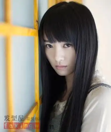 清纯甜美的日系感直发发型,适合拥有及腰长发的mm们打造,刘海搭懦顺