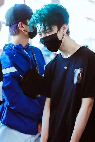 范丞丞神情疲惫不说话,黄新淳伸手撩他的头发,丞丞立马笑了